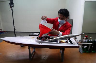 Analisa pengaruh campuran bahan bakar dan putaran motor terhadap performa motor bakar untuk kapal cepat di Untag Surabaya, Jawa Timur, Jumat (17/9/2021).