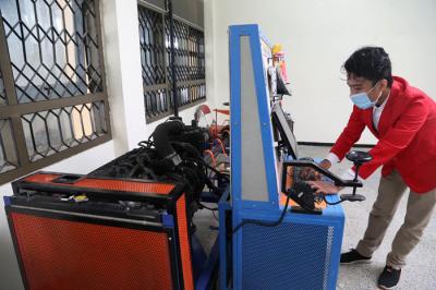 Analisa pengaruh campuran bahan bakar dan putaran motor terhadap performa motor bakar untuk kapal cepat di Untag Surabaya, Jawa Timur, Jumat (17/9/2021).