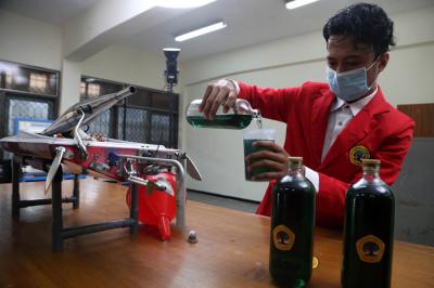 Analisa pengaruh campuran bahan bakar dan putaran motor terhadap performa motor bakar untuk kapal cepat di Untag Surabaya, Jawa Timur, Jumat (17/9/2021).