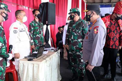 Panglima TNI Marsekal TNI Hadi Tjahjanto meninjau pelaksanaan percepatan vaksinasi di wilayah Medan, Sumatera Utara, Jumat (17/9/2021).