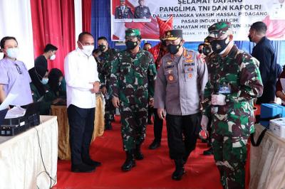 Panglima TNI Marsekal TNI Hadi Tjahjanto meninjau pelaksanaan percepatan vaksinasi di wilayah Medan, Sumatera Utara, Jumat (17/9/2021).