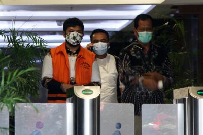 Terdakwa Andri Wibawa anak Bupati Bandung Barat usai menjalani sidang lanjutan secara virtual di Gedung KPK, Jakarta, Jumat (17/9/2021).