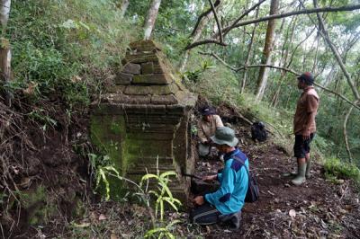 Selain merawat, para juru pelihara juga terus menggali jika terdapat potensi ditemukannya situs dikawasan Penanggungan.