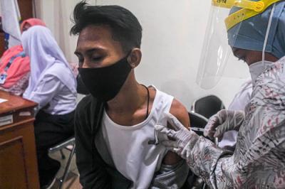 Warga antusias mengikuti vaksinasi Covid-19 di Kantor Camat Cilincing, Jakarta Utara, Jumat (17/9/2021).