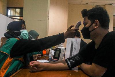 Warga antusias mengikuti vaksinasi Covid-19 di Kantor Camat Cilincing, Jakarta Utara, Jumat (17/9/2021).