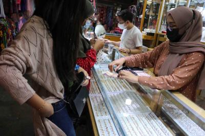 Pedagang melayani pembeli di toko emas di Pasar Kemayoran, Jakarta Pusat, Sabtu (18/9/2021).
