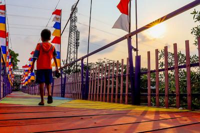 Anak-anak saat bermain di bantaran Kali Ciliwung di kawasan Jakarta Pusat, Jumat (17/9/2021).