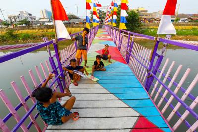 Anak-anak saat bermain di bantaran Kali Ciliwung di kawasan Jakarta Pusat, Jumat (17/9/2021).