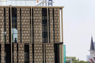 Pekerja saat menyelesaikan proyek pemugaran Gedung Sarinah di Jalan MH Thamrin, Jakarta Pusat, Sabtu (18/9/2021).