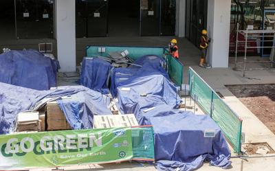 Pekerja saat menyelesaikan proyek pemugaran Gedung Sarinah di Jalan MH Thamrin, Jakarta Pusat, Sabtu (18/9/2021).
