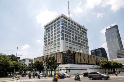 Pekerja saat menyelesaikan proyek pemugaran Gedung Sarinah di Jalan MH Thamrin, Jakarta Pusat, Sabtu (18/9/2021).