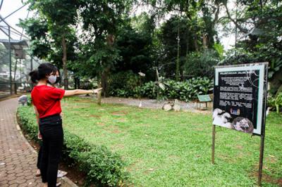 Pengunjung berswafoto di Taman Burung, Taman Mini Indonesia Indah (TMII), Jakarta Timur, Minggu (19/9/2021).