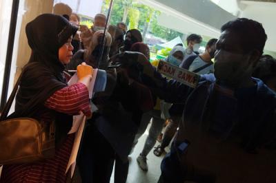 Suasana antusiasme warga mengantri untuk melakukan vaksin di Gedung Manunggal, Kota Makassar, Minggu (19/9/2021).