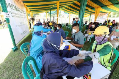Vaksinasi dosis kedua di lapangan terbuka fasilitas PPLI, Desa Nambo, Klapanunggal, Bogor, Jawa Barat, Sabtu (18/9/2021).