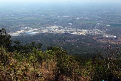 Kawasan industrti terpadu Ngoro Industrial Park terlihat dari ketinggian 1100 MDPL, lereng Gunung Penanggungan, Trawas Mojokerto, Minggu (19/9/2021).