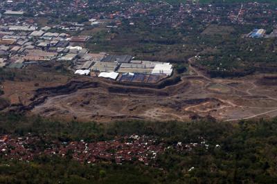 Kawasan industrti terpadu Ngoro Industrial Park terlihat dari ketinggian 1100 MDPL, lereng Gunung Penanggungan, Trawas Mojokerto, Minggu (19/9/2021).
