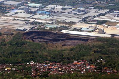 Kawasan industrti terpadu Ngoro Industrial Park terlihat dari ketinggian 1100 MDPL, lereng Gunung Penanggungan, Trawas Mojokerto, Minggu (19/9/2021).