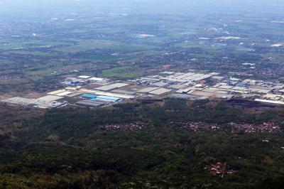 Kawasan industrti terpadu Ngoro Industrial Park terlihat dari ketinggian 1100 MDPL, lereng Gunung Penanggungan, Trawas Mojokerto, Minggu (19/9/2021).