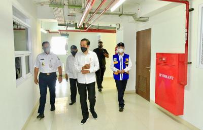 Presiden Joko Widodo saat meresmikan Rumah Susun Pasar Rumput beserta kios pasar dan fasilitas penunjang lainnya di Jakarta Selatan, Senin (20/9/2021).