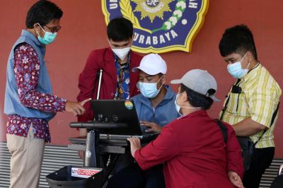 Mahasiswa difabel Univesitas Muhammadiyah Surabaya (UMSurabaya) mencoba inovasi kursi cerdas di kampus UMSurabaya, Jawa Timur, Senin (20/9/2021).