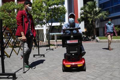 Mahasiswa difabel Univesitas Muhammadiyah Surabaya (UMSurabaya) mencoba inovasi kursi cerdas di kampus UMSurabaya, Jawa Timur, Senin (20/9/2021).
