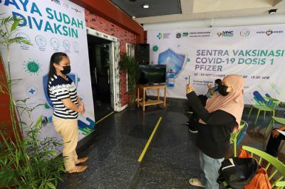 Warga antusias mengikuti vaksinasi covid-19 di Sentra Vaksinasi MNC Peduli, di Gedung HighEnd, MNC Center, Kebon Sirih, Jakarta Pusat, Senin (20/9/2021).
