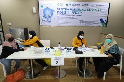 Warga antusias mengikuti vaksinasi covid-19 di Sentra Vaksinasi MNC Peduli, di Gedung HighEnd, MNC Center, Kebon Sirih, Jakarta Pusat, Senin (20/9/2021).