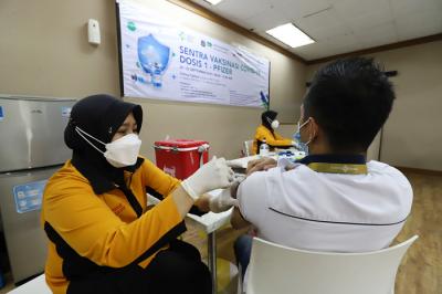 Warga antusias mengikuti vaksinasi covid-19 di Sentra Vaksinasi MNC Peduli, di Gedung HighEnd, MNC Center, Kebon Sirih, Jakarta Pusat, Senin (20/9/2021).