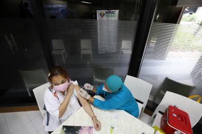 Warga antusias mengikuti vaksinasi covid-19 di Sentra Vaksinasi MNC Peduli, di Gedung HighEnd, MNC Center, Kebon Sirih, Jakarta Pusat, Senin (20/9/2021).