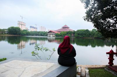 Sejumlah warga berolahraga di kawasan kampus Universitas Indonesia, Depok, Jawa Barat, Senin (20/9/2021).