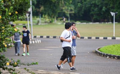 Sejumlah warga berolahraga di kawasan kampus Universitas Indonesia, Depok, Jawa Barat, Senin (20/9/2021).
