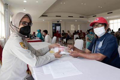 Penyaluran bantuan tunai PKL dan Warung di Polres Metro Jakarta Pusat, Senin (20/9/2021).