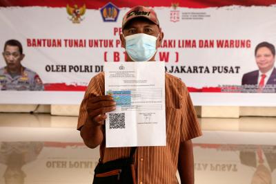 Penyaluran bantuan tunai PKL dan Warung di Polres Metro Jakarta Pusat, Senin (20/9/2021).