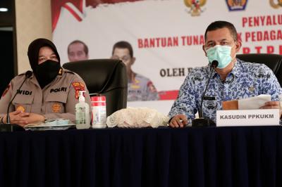 Penyaluran bantuan tunai PKL dan Warung di Polres Metro Jakarta Pusat, Senin (20/9/2021).