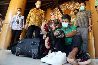 Mahasiswa Fakultas Pertanian Universitas Wijaya Kusuma Surabaya sekaligus atlet Sepatu Roda, Raffiuddin Helmi, beraksi di UWKS Surabaya, Senin (20/9/2021).
