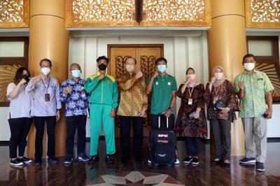 Mahasiswa Fakultas Pertanian Universitas Wijaya Kusuma Surabaya sekaligus atlet Sepatu Roda, Raffiuddin Helmi, beraksi di UWKS Surabaya, Senin (20/9/2021).