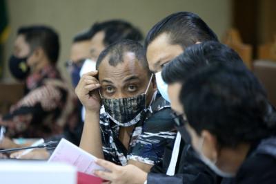 Terdakwa Stepanus Robin Pattuju menjalani sidang lanjutan bersama Maskur Husain di Pengadilan Tipikor, Jakarta, Senin (20/9/2021).