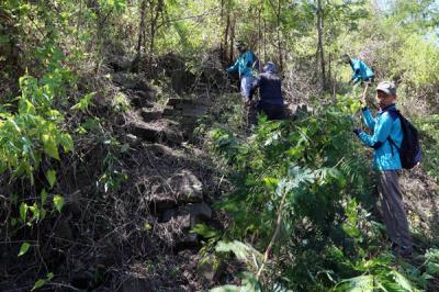 Tim Ekspedisi Ubaya membersihkan tanah dan pepohonan yang menutupi situs purbakala ketika melakukan ekspedisi di Gunung Penanggungan, Minggu (19/9/2021).