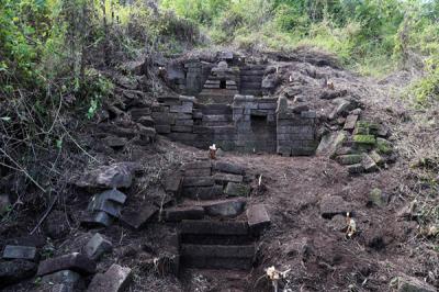 Tim Ekspedisi Ubaya membersihkan tanah dan pepohonan yang menutupi situs purbakala ketika melakukan ekspedisi di Gunung Penanggungan, Minggu (19/9/2021).