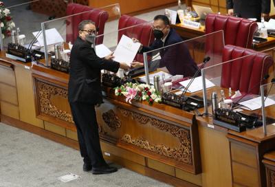 Wakil Ketua DPR Sufmi Dasco Ahmad (kiri) memperkenalkan Anggota BPK terpilih periode 2021-2026 Nyoman Adhi Suryadnyana di Jakarta, Selasa (21/9/2021).