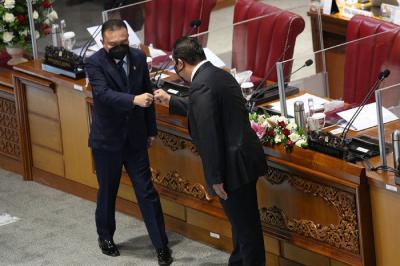 Wakil Ketua DPR Sufmi Dasco Ahmad (kiri) memperkenalkan Anggota BPK terpilih periode 2021-2026 Nyoman Adhi Suryadnyana di Jakarta, Selasa (21/9/2021).