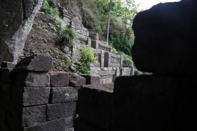 Pengunjung mengamati Candi Kendalisada yang berdiri kokoh di ketinggian 1.253 MDPL, Gunung Bekel, Kabupaten Mojokerto, Jawa Timur, Selasa (21/9/2021).