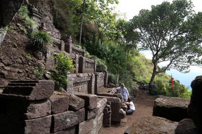 Pengunjung mengamati Candi Kendalisada yang berdiri kokoh di ketinggian 1.253 MDPL, Gunung Bekel, Kabupaten Mojokerto, Jawa Timur, Selasa (21/9/2021).