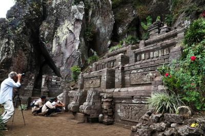 Pengunjung mengamati Candi Kendalisada yang berdiri kokoh di ketinggian 1.253 MDPL, Gunung Bekel, Kabupaten Mojokerto, Jawa Timur, Selasa (21/9/2021).