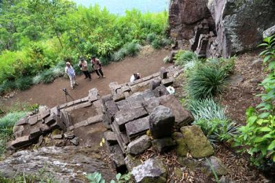 Pengunjung mengamati Candi Kendalisada yang berdiri kokoh di ketinggian 1.253 MDPL, Gunung Bekel, Kabupaten Mojokerto, Jawa Timur, Selasa (21/9/2021).