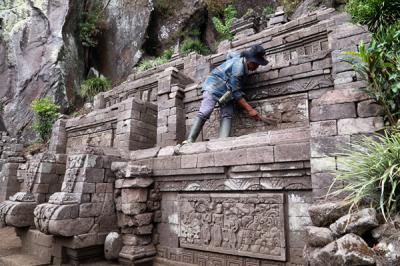 Pengunjung mengamati Candi Kendalisada yang berdiri kokoh di ketinggian 1.253 MDPL, Gunung Bekel, Kabupaten Mojokerto, Jawa Timur, Selasa (21/9/2021).