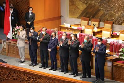 Wakil Ketua DPR RI Sufmi Dasco Achmad (kempat kiri) memperkenalkan Hakim Agung saat sidang Paripurna DPR di Kompleks Parlemen, Jakarta, Selasa (21/9/2021).