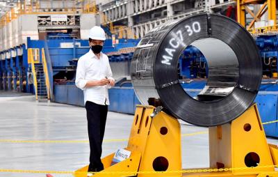 Presiden Jokowi menandatangani baja produk terbaru saat meresmikan pabrik Hot Strip Mil 2 PT Krakatau Steel (Persero) Tbk di Kota Cilegon, Selasa (21/9/2021).