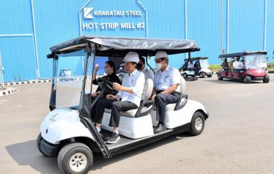 Presiden Jokowi menandatangani baja produk terbaru saat meresmikan pabrik Hot Strip Mil 2 PT Krakatau Steel (Persero) Tbk di Kota Cilegon, Selasa (21/9/2021).