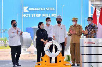 Presiden Jokowi menandatangani baja produk terbaru saat meresmikan pabrik Hot Strip Mil 2 PT Krakatau Steel (Persero) Tbk di Kota Cilegon, Selasa (21/9/2021).